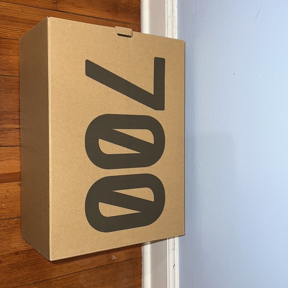 Yeezy Boost 700 v3 - Picture 6 of 6